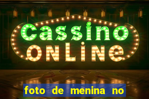 foto de menina no espelho cabelo cacheado
